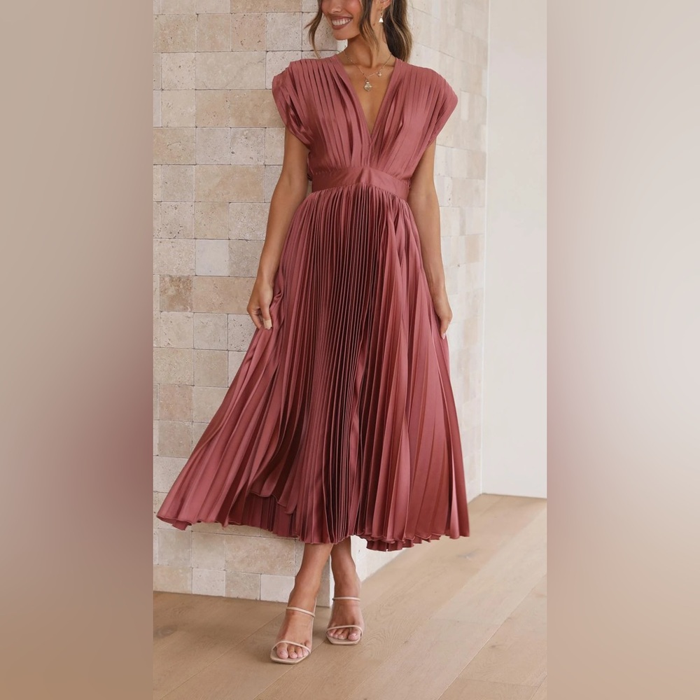 Elegant Pleated Midi Dress in Mauve NEW
